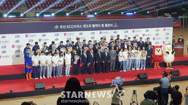 25일 부산 사직체육관에서 열린 KCC와 부산시의 연고협약식 행사 종료 후 박형준 부산시장을 비롯한 관계자들이 기념촬영을 하고 있다. /사진=양정웅 기자