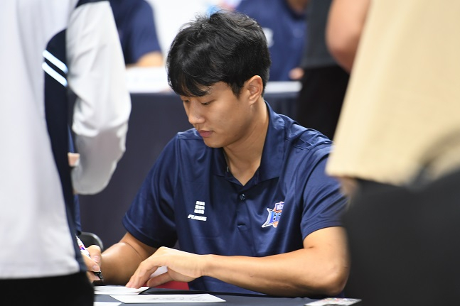 KCC 허웅이 팬들에게 사인을 해주고 있다. /사진=KBL