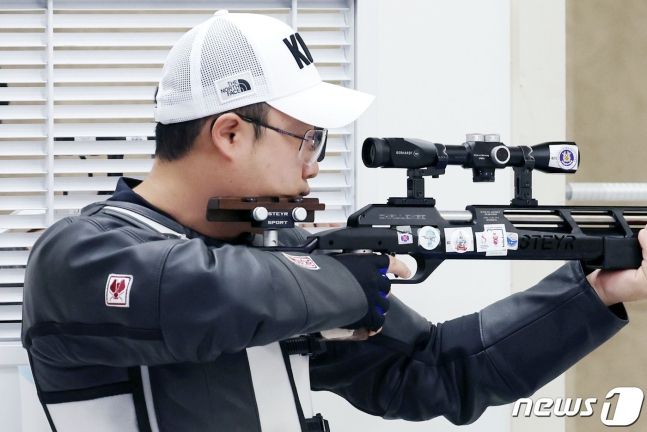 하광철이 25일 오전 중국 항저우 푸양 인후 스포츠센터에서 열린 2022 항저우 아시안게임 남자 10ｍ 러닝타깃 개인 및 단체전에서 사격을 하고 있다. /사진=뉴스1