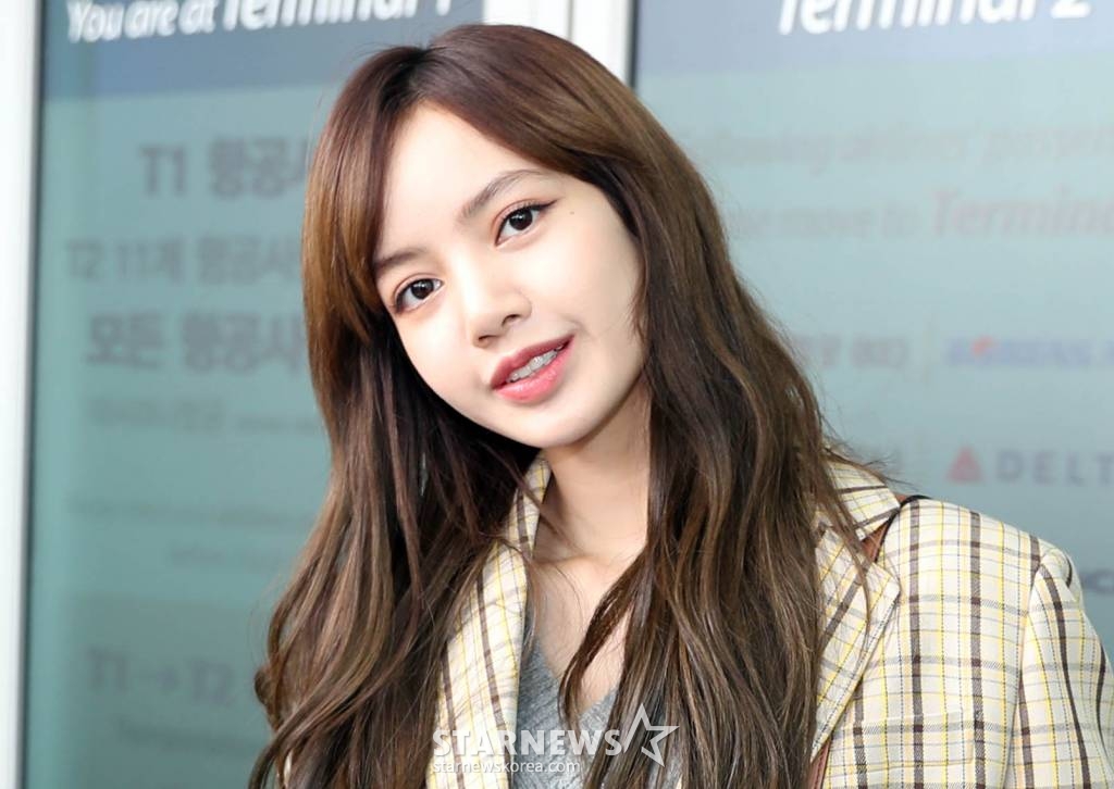 그룹 블랙핑크 리사가 해외 일정을 위해 마카오로 20일 오후 인천국제공항을 통해 출국하고 있다. /사진=임성균 기자 tjdrbs23@
