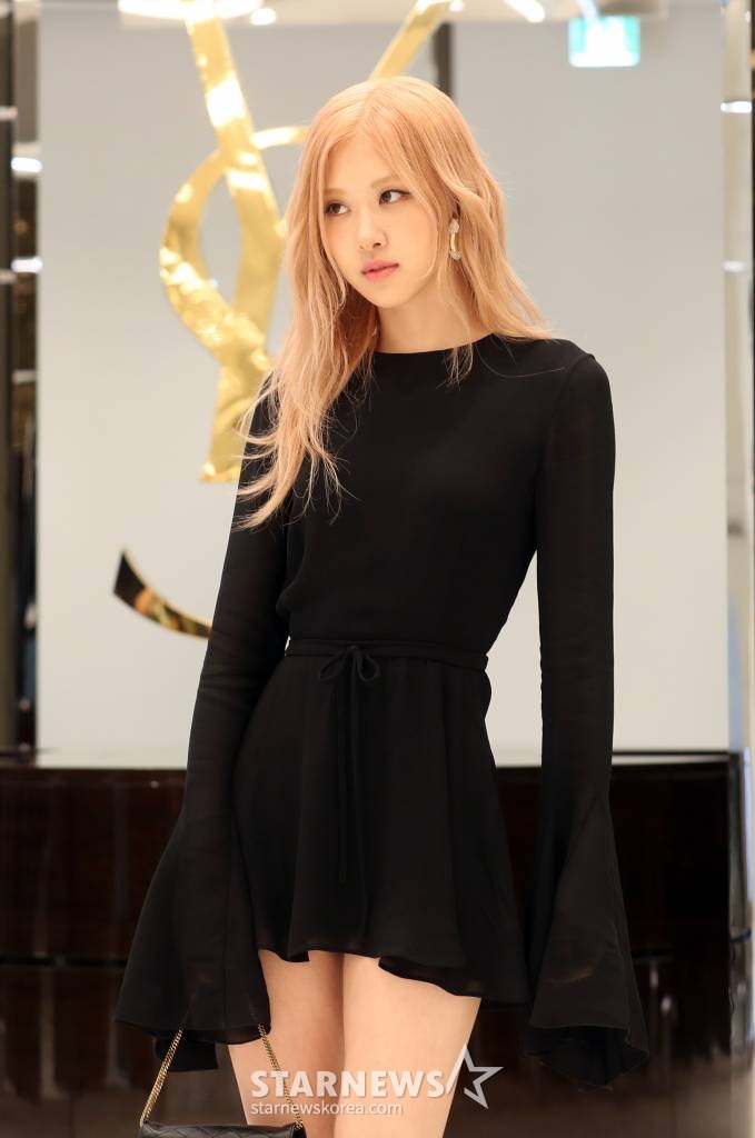 그룹 블랙핑크 로제가 22일 저녁 서울 여의도 더 현대 서울에서 열린 생 로랑(Saint Laurent) '2023 여름 컬렉션 팝업 오프닝 이벤트'에 참석해 포즈를 취하고 있다.  2023.05.22 /사진=임성균 기자 tjdrbs23@