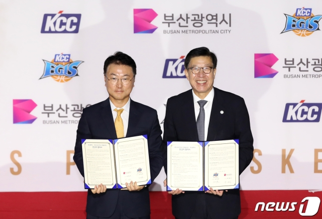 박형준(오른쪽) 부산광역시장과 정재훈 부산 KCC 구단주가 25일 부산 사직체육관에서 열린 연고지 협약식에서 협약서에 서명한 뒤 기념 촬영을 하고 있다. /사진=뉴스1