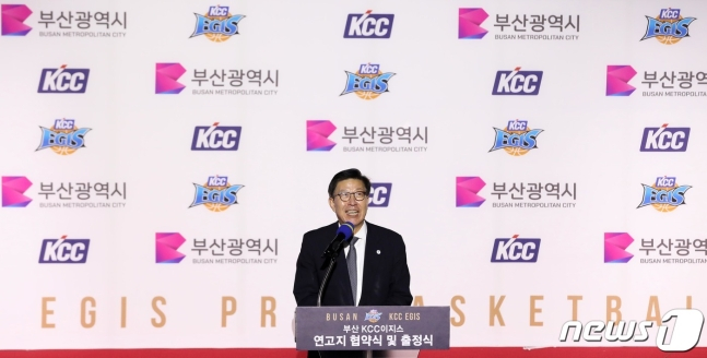 박형준 부산시장이 25일 부산 사직실내체육관에서 열린 부산 KCC 연고지 협약식에서 환영사를 하고 있다. /사진=뉴스1