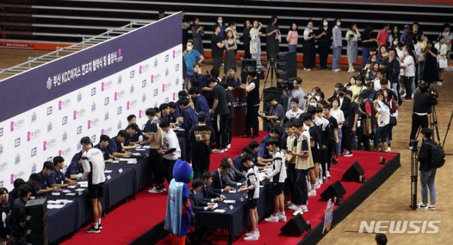 25일 부산 사직체육관에서 열린 부산 KCC의 2023~24시즌 출정식에서 팬들이 선수들의 사인을 받기 위해 줄을 서고 있다. /사진=뉴시스