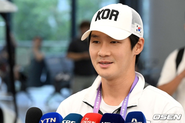 권순우가 20일(한국시간) 항저우 공항에 도착해 취재진의 질문에 답하고 있다.