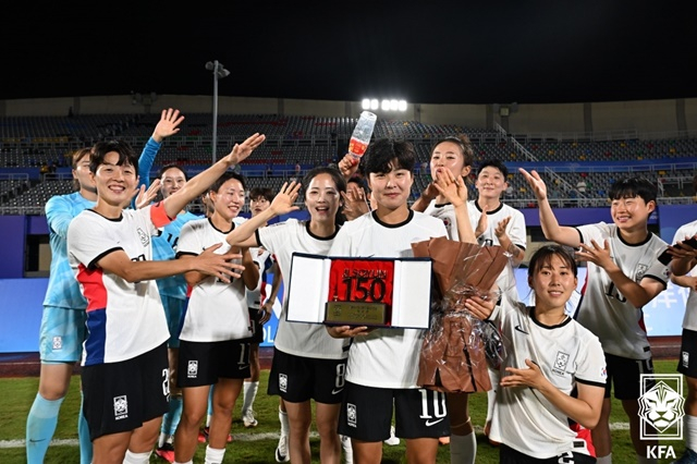 A매치 150경기 출전 기록을 세운 지소연(가운데). /사진=대한축구협회 제공