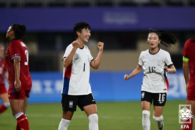 골 세리머니하는 손화연(왼쪽에서 두 번째). /사진=대한축구협회 제공