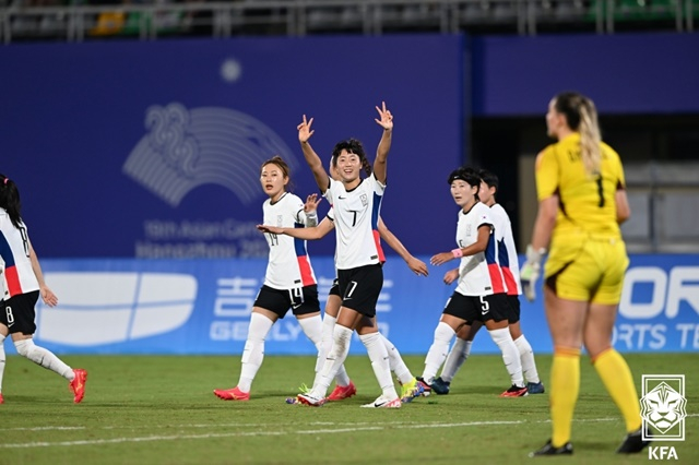 골 세리머니하는 손화연(가운데 7번). /사진=대한축구협회 제공