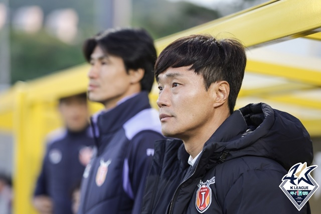 경기에 집중하는 남기일 감독(오른쪽). /사진=한국프로축구연맹 제공