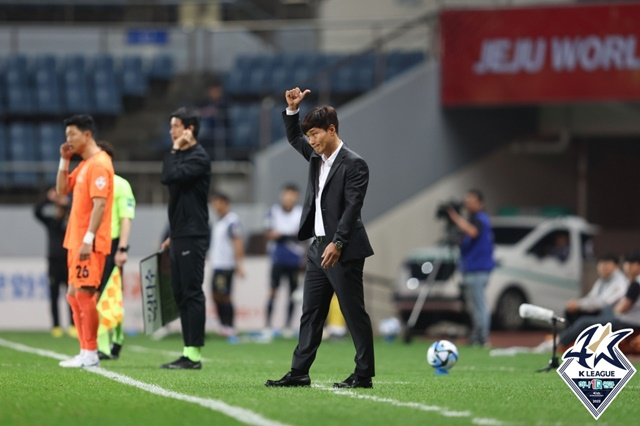 선수들 지휘하는 남기일 감독. /사진=한국프로축구연맹 제공