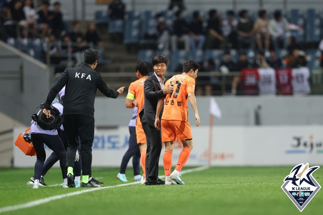 남기일 감독(가운데). /사진=한국프로축구연맹 제공