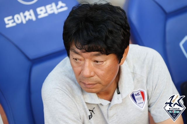 경기에 집중하는 김병수 감독. /사진=한국프로축구연맹 제공