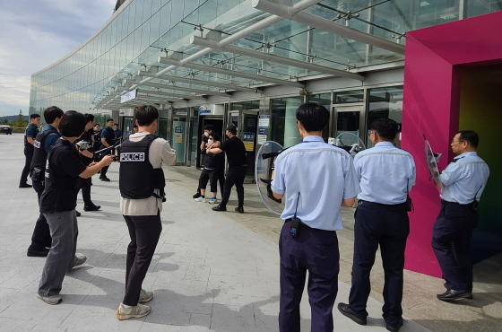 경륜경정총괄본부 직원과 경찰이 합동으로 흉기난동 상황을 가정하여 흉악범과 대치하는 위기상황 대응 합동훈련을 하고 있다/사진제공=국민체육진흥공단