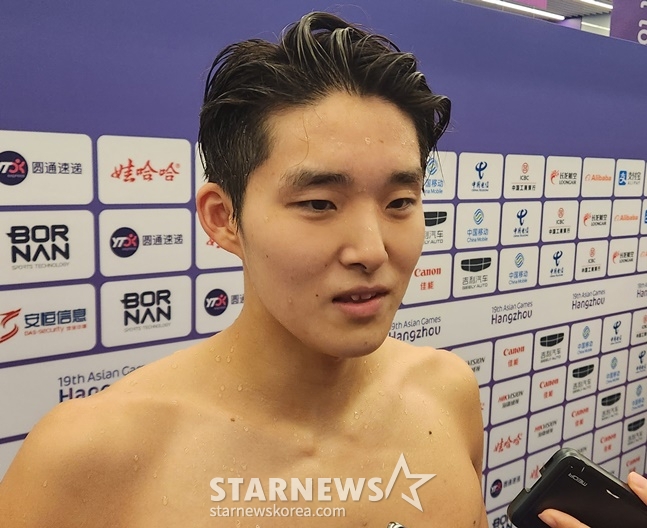 김우민이 26일 항저우 아시안게임 수영 남자 자유형 1500m를 마치고 취재진과 인터뷰를 하고 있다. /사진=안호근 기자