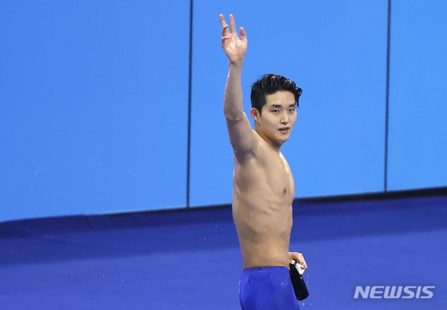 김우민이 아쉬운 결과에도 미소와 함께 관중들에게 손을 흔들고 있다. /사진=뉴시스
