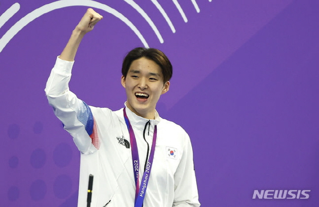 김우민이 남자 자유형 1500m에서 은메달을 딴 뒤 시상식에서 손을 흔들고 있다. /사진=뉴시스