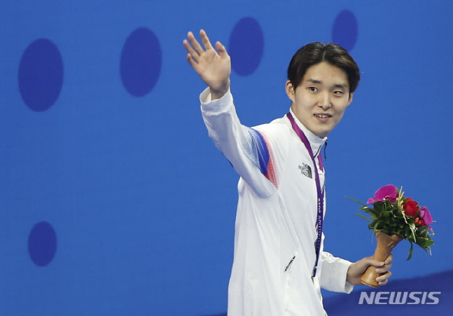 시상식에서 손을 흔들고 있는 김우민. /사진=뉴시스