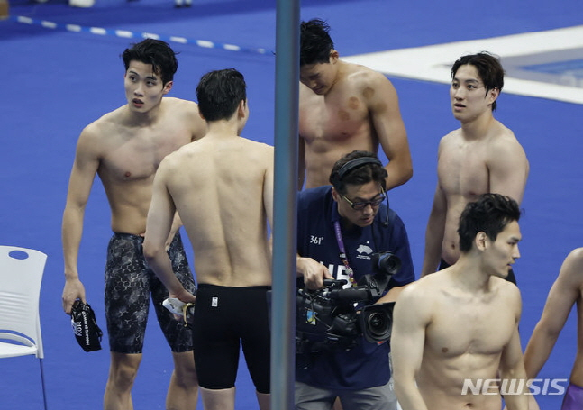 함께 모여 있는 혼계영 대표팀. /사진=뉴시스
