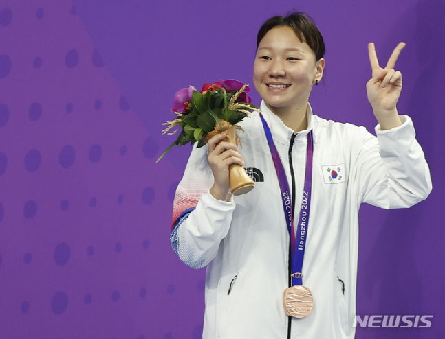 동메달을 목에 걸고 브이자를 그리고 있는 이은지. /사진=뉴시스