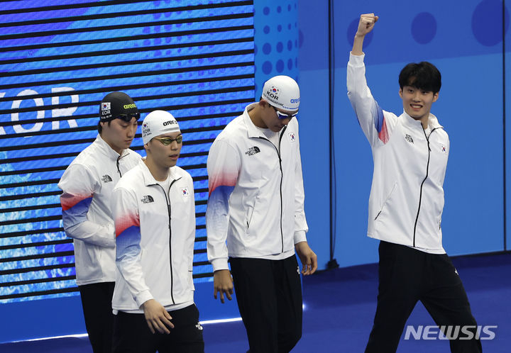 26일 남자 혼계영 400m에 나서는 황선우(오른쪽)가 자신만만한 표정과 몸짓을 보이고 있다. /사진=뉴시스