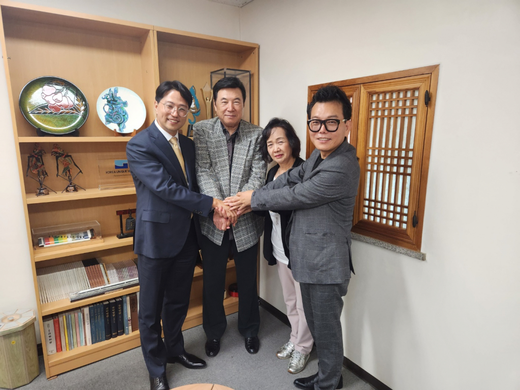 국립민속 국악원 원장(김중현)한일 문화 교류 협의 차 국립국악원을 방문한 토니 모리가와(본명 박도원/ 왼쪽 두번째)/사진제공=빅컬쳐엔터테인먼트