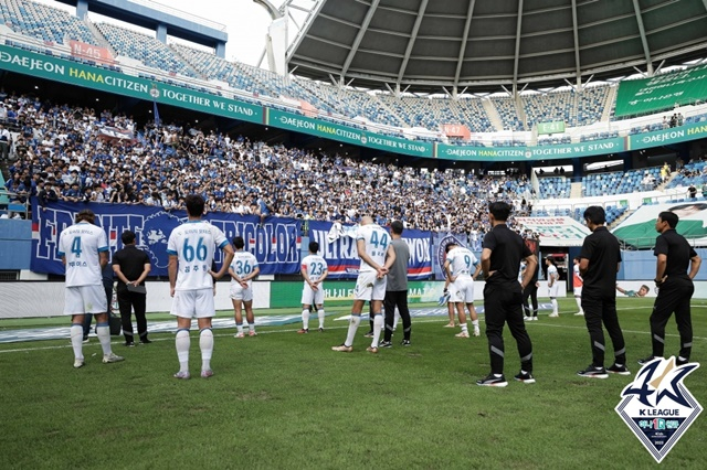 수원삼성 팬들 앞에 선 수원삼성 선수단. /사진=한국프로축구연맹 제공