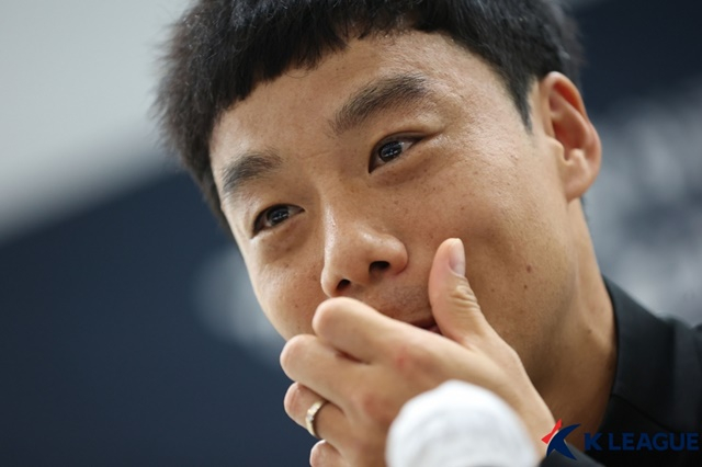 인터뷰하는 염기훈. /사진=한국프로축구연맹 제공