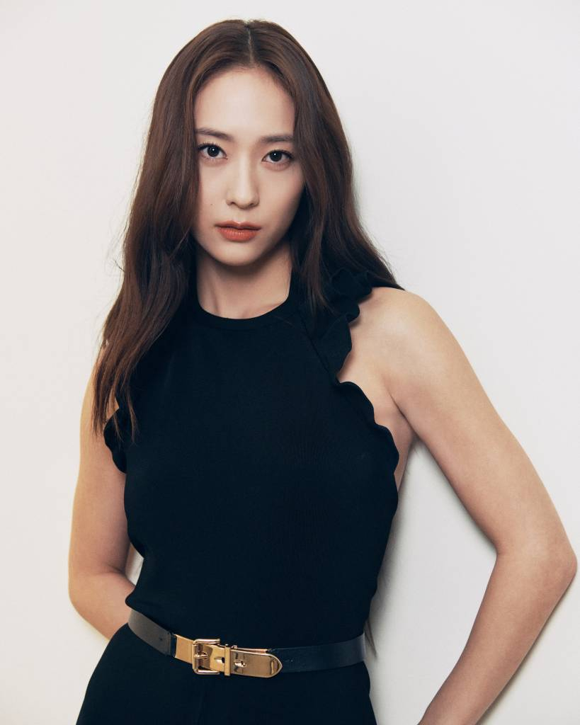 배우 정수정이 22일 오전 서울 종로구 소격동의 한 카페에서 진행된 영화 '거미집' 개봉 관련 인터뷰를 위해 포즈를 취하고 있다. 정수정은 극 중 떠오르는 스타 한유림 역을 맡았다. '거미집'은 1970년대, 다 찍은 영화 '거미집'의 결말만 바꾸면 걸작이 될 거라 믿는 김열 감독(송강호 분)이 검열, 바뀐 내용을 이해하지 못하는 배우와 제작자 등 미치기 일보 직전의 현장에서 촬영을 밀어붙이는 이야기를 유쾌하게 그리는 영화. 오는 27일 개봉. / 사진제공 = 바른손이앤에이 /사진=김창현
