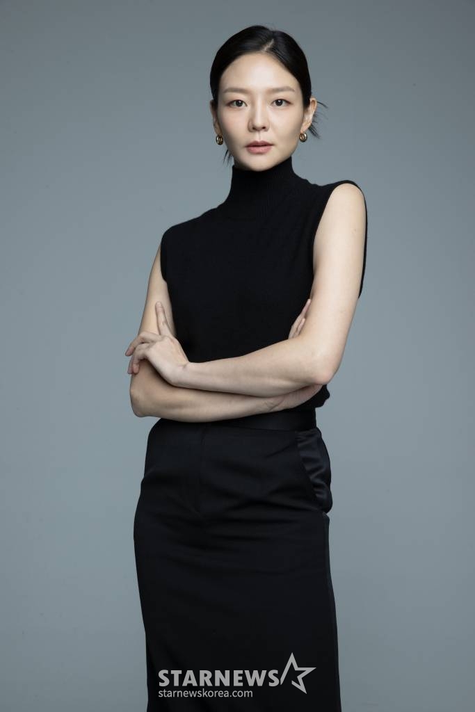 배우 이솜이 21일 오전 서울 종로구 삼청동의 한 카페에서 진행된 영화 '천박사 퇴마 연구소: 설경의 비밀' 개봉 인터뷰를 위해 포즈를 취하고 있다. 이솜은 극 중 귀신을 보는 눈을 지닌 유경 역을 열연했다. '천박사 퇴마 연구소: 설경의 비밀'은 귀신을 믿지 않지만 귀신 같은 통찰력을 지닌 가짜 퇴마사 천박사(강동원 분)가 지금껏 경험해본 적 없는 강력한 사건을 의뢰받으며 시작되는 이야기를 그린 영화. 오는 27일 개봉. / 사진제공 = 매니지먼트mmm /사진=김창현