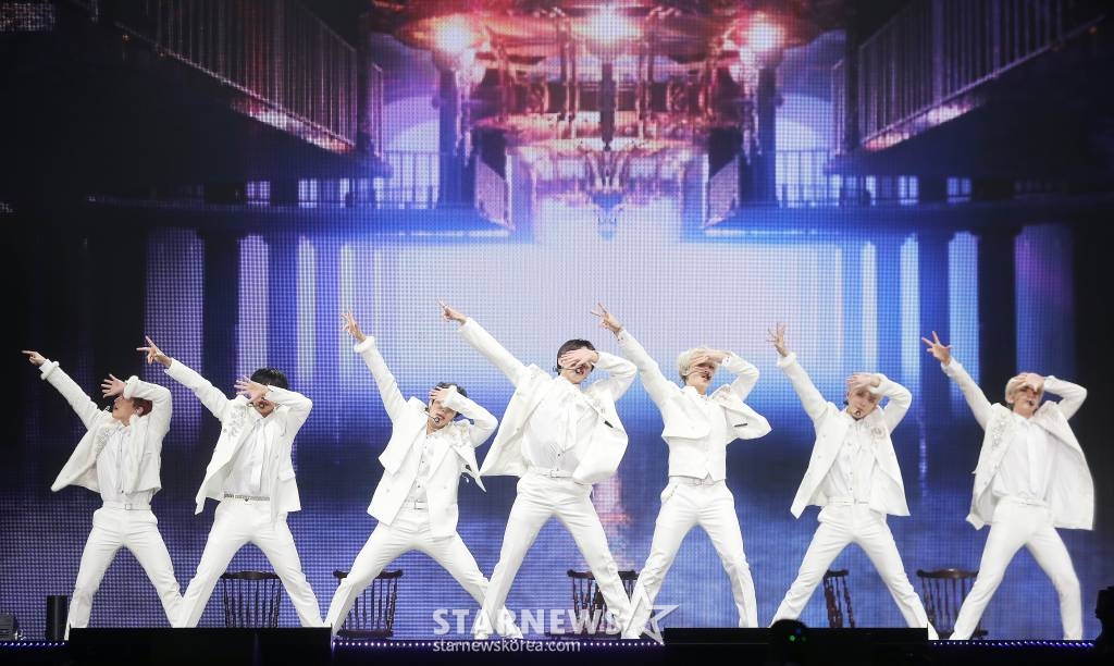 그룹 킹덤이 13일 오후 일본 나고야 니혼가이시홀에서 열린 스타뉴스 주최 '2022 Asia Artist Awards IN JAPAN'(2022 아시아 아티스트 어워즈, 이하 2022 AAA)에서 멋진 무대를 펼치고 있다. 2022.12.13 /사진=김창현 기자 chmt@