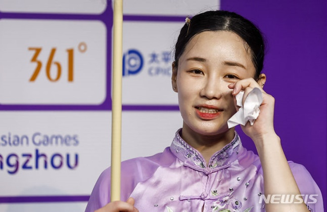 우슈 서희주가 27일 2022 항저우 아시안게임에서 경기를 마친 뒤 취재진과 인터뷰에서 아쉬움 가득한 표정을 짓고 있다. /사진=뉴시스