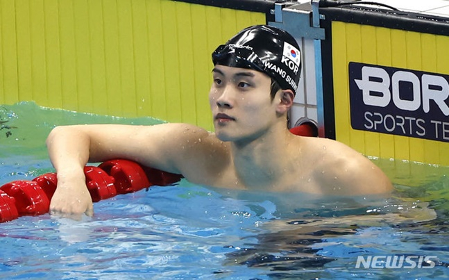 황선우가 27일 자유형 200m 예선에서 1위를 기록한 뒤 전광판을 바라보고 있다. /사진=뉴시스