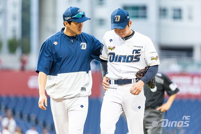 NC 구창모(오른쪽)가 27일 창원 KIA전 더블헤더 1차전에서 8회 말 갑작스러운 부상으로 인해 마운드를 내려가고 있다. /사진=NC 다이노스