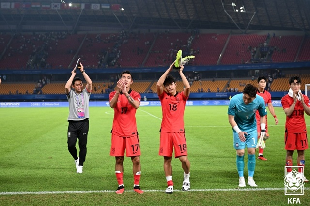 팬들에게 인사하는 한국 선수단. /사진=대한축구협회 제공
