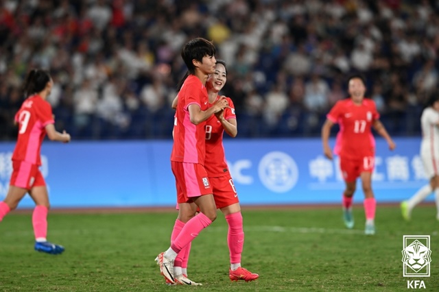 멀티골을 넣은 문은주(왼쪽). /사진=대한축구협회 제공