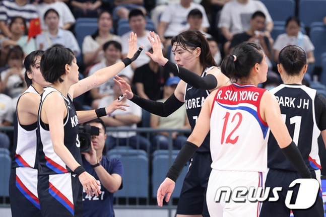 박지수(가운데)가 29일 북한과 2022 항저우 아시안게임 조별리그 C조 2차전에서 득점 후 동료들과 기뻐하고 있다. /사진=뉴스1