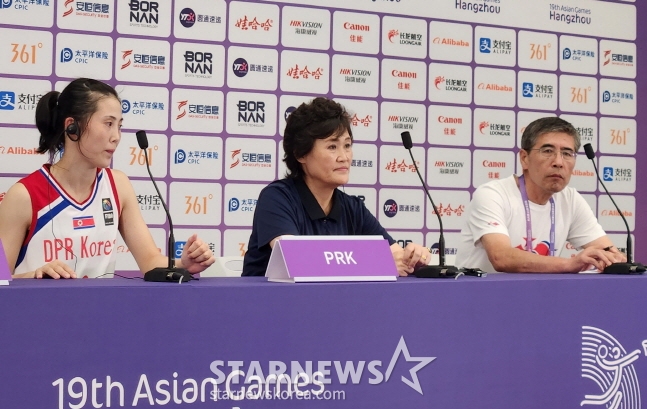 29일 남북 대결을 펼친 뒤 기자회견실을 찾은 북측 강향미(왼쪽부터)와 정성심 감독, 의문의 북측 관계자. /사진=안호근 기자