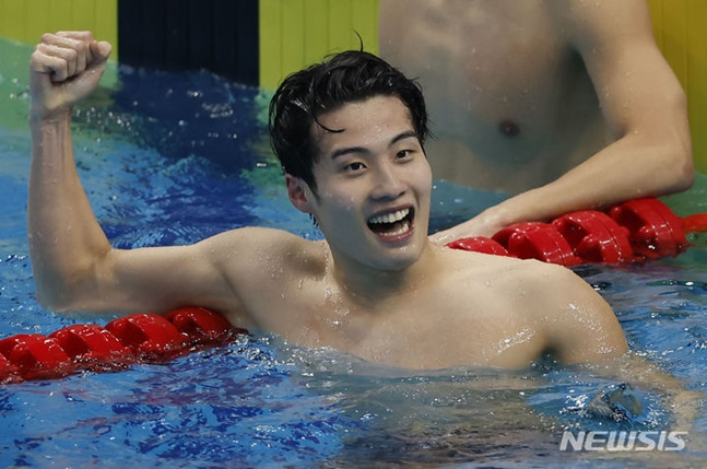 자유형 400m에서 쑨양의 아시아 신기록에 0.01초 차로 접근한 황선우. /사진=뉴시스