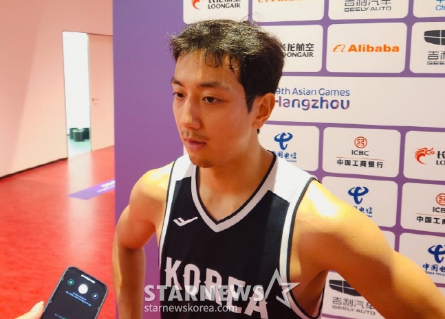 허훈이 30일 일본과 2022 항저우 아시안게임 남자 농구 조별리그 D조 3차전에서 패한 뒤 믹스트존 인터뷰를 하고 있다. /사진=안호근 기자