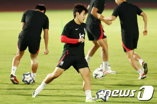 이강인이 1일 중국과 2022 항저우 아시아게임 남자 축구 8강전에서 벤치에서 경기를 시작한다. /사진=뉴스1