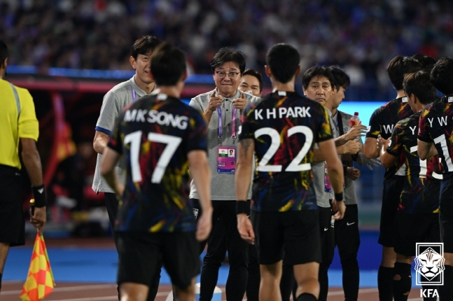 황선홍 감독(가운데)이 1일 중국과 2022 항저우 아시안게임 남자 축구 8강전에서 송민규(왼쪽)의 득점 후 기뻐하고 있다. /사진=대한축구협회