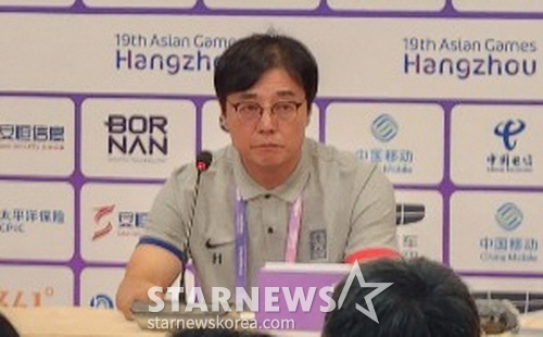 경기 후 기자회견에 나선 황선홍 감독. /사진=안호근 기자