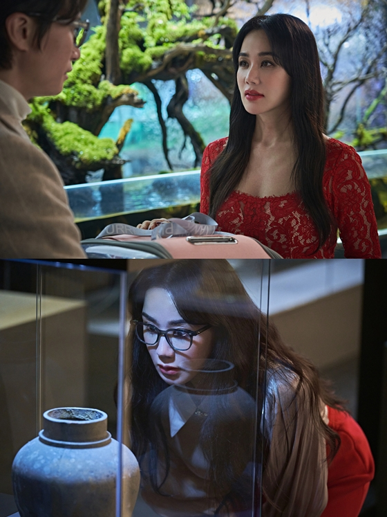 배우 엄정화가 주연을 맡은 영화 '화사한 그녀'/사진=제이앤씨미디어그룹