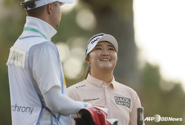 LPGA 투어 첫 승을 올린 유해란(오른쪽). /AFPBBNews=뉴스1