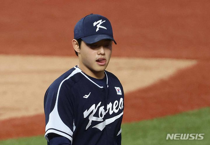 아쉬운 표정으로 마운드에서 내려가는 문동주. /사진=뉴시스