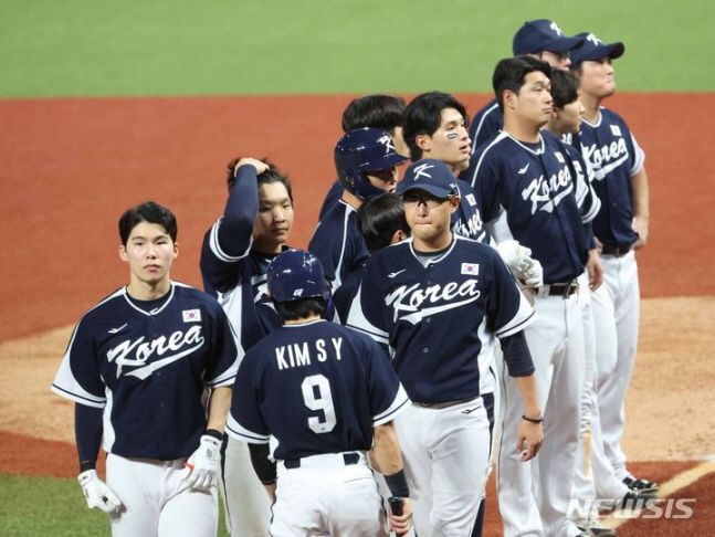 한국 야구 선수들이 2일 대만과 2022 항저우 아시안게임 1라운드 2차전을 패한 뒤 침통한 표정을 짓고 있다. /사진=뉴시스