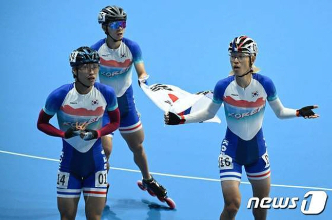 우승을 확신하고 세리머니를 하던 롤러 선수들이 최종결과에 황당해 하고 있다. 왼쪽부터 최광호, 정철원, 최인호. /사진=뉴스1