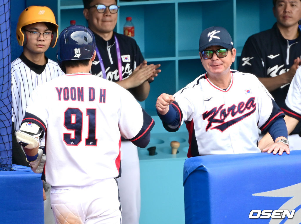 홈런을 치고 돌아온 윤동희(왼쪽)를 류중일 감독이 반기고 있다. /사진=OSEN
