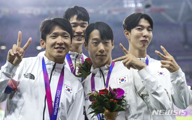 한국 남자 계주팀이 2022 항저우 아시안게임에서 육상 남자 400m 계주 동메달을 따내고 기념사진을 찍고 있다. 왼쪽부터 김국영, 고승환, 이재성, 이정태. /뉴시스 제공