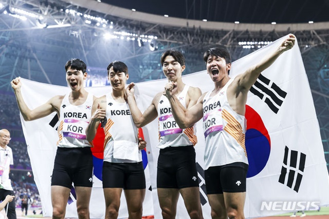 태극기를 들며 기뻐하는 한국 남자 계주팀. 왼쪽부터 고승환, 이재성, 이정태, 김국영. /사진=뉴시스 제공